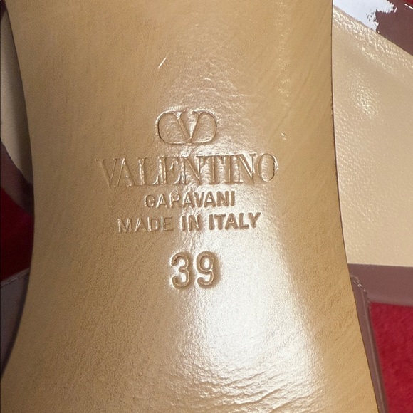 VALENTINO VLOGO 60 PATENT SANDAL 
Size: 39 EU (fits US 8.5 – 9) - Picture 4 of 9